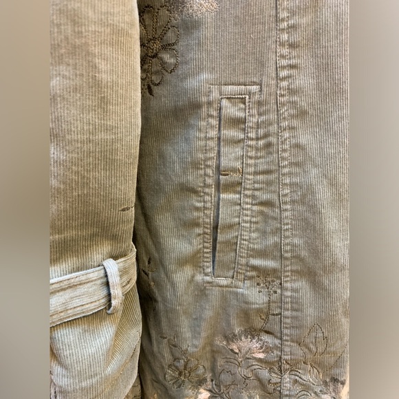 Well tailored and gorgeous corduroy trench coat with embroidery - Picture 5 of 15